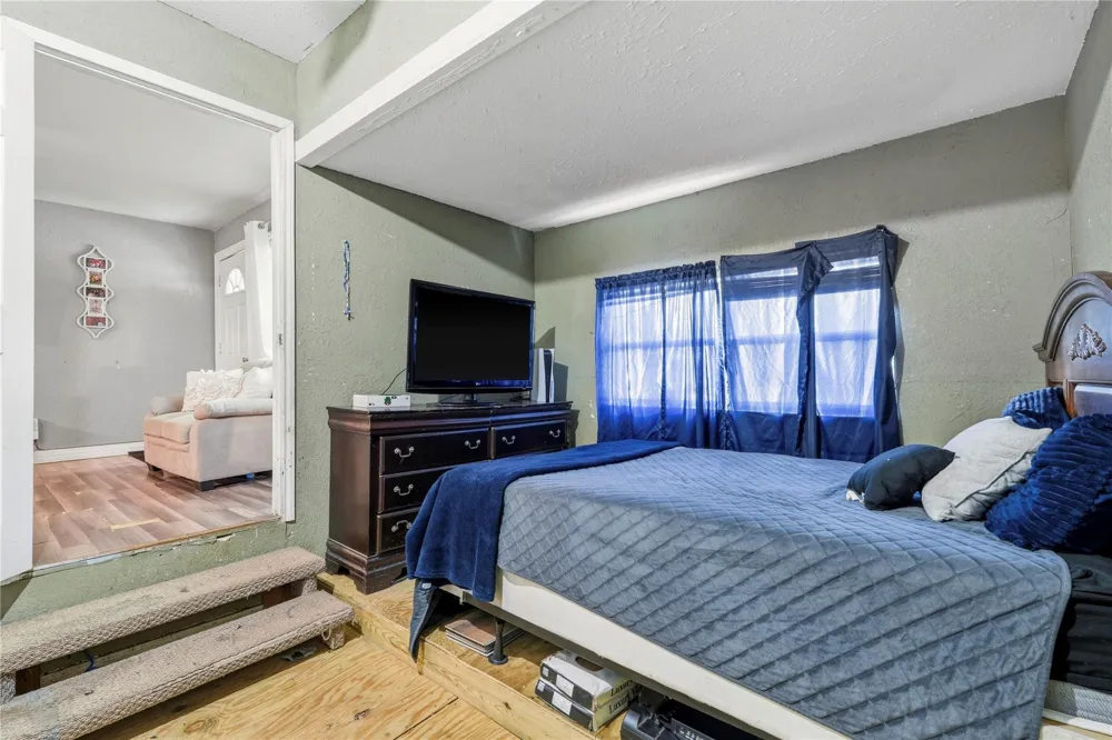 910 W 6th Street Freeport, TX 77541