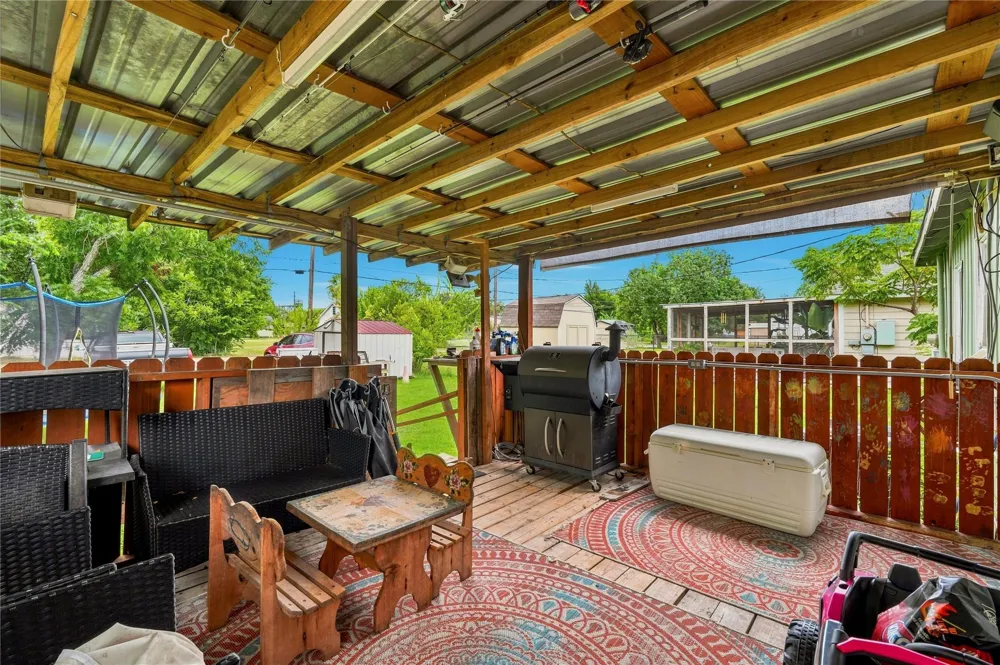 910 W 6th Street Freeport, TX 77541