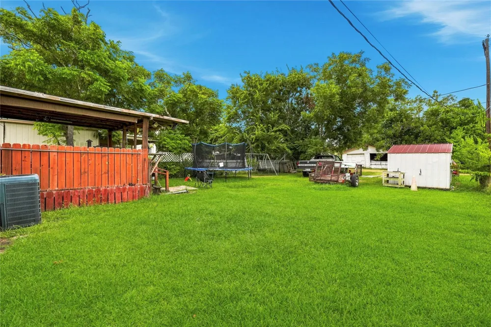 910 W 6th Street Freeport, TX 77541