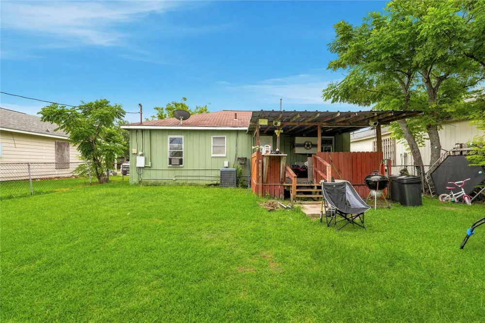 910 W 6th Street Freeport, TX 77541