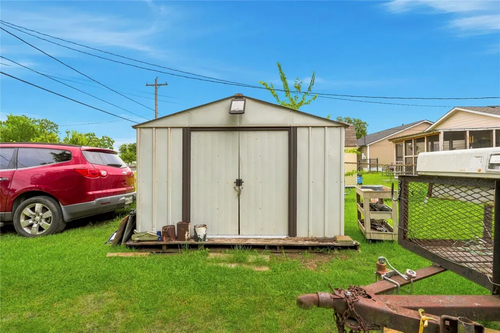 910 W 6th Street Freeport, TX 77541