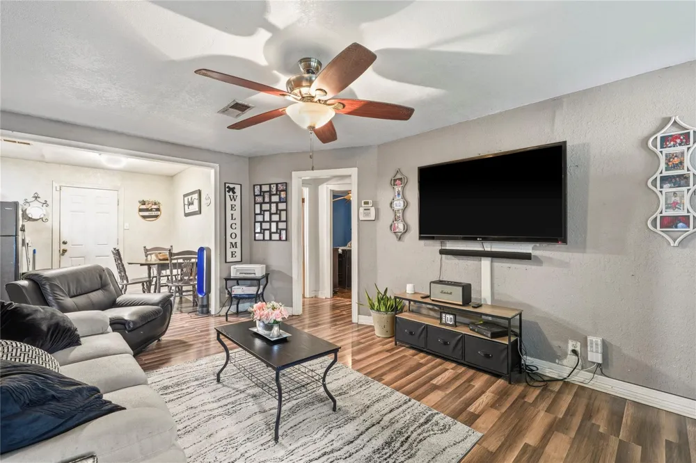 910 W 6th Street Freeport, TX 77541
