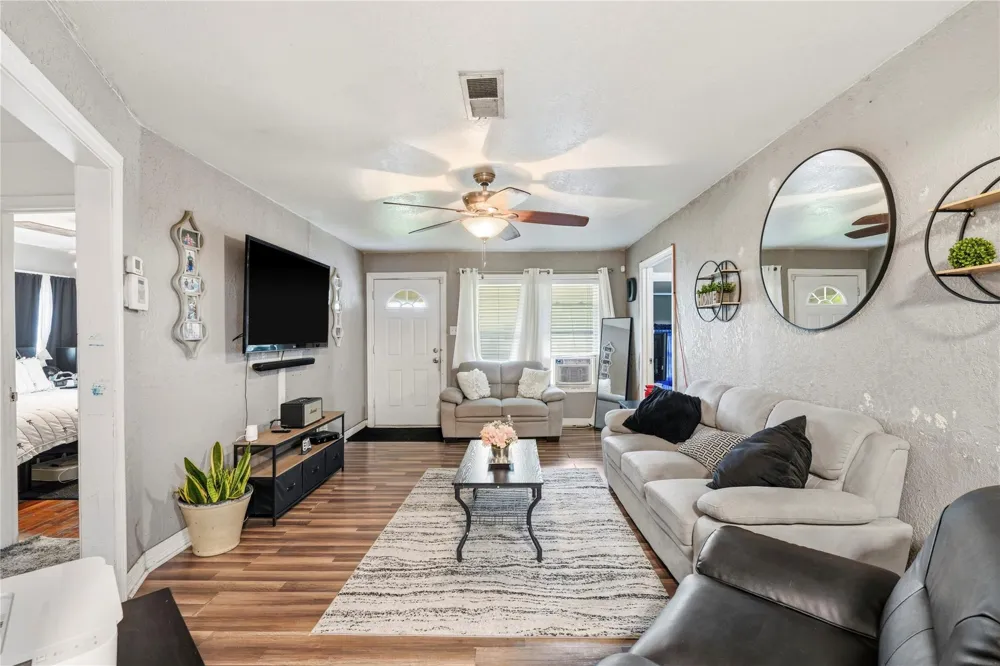 910 W 6th Street Freeport, TX 77541