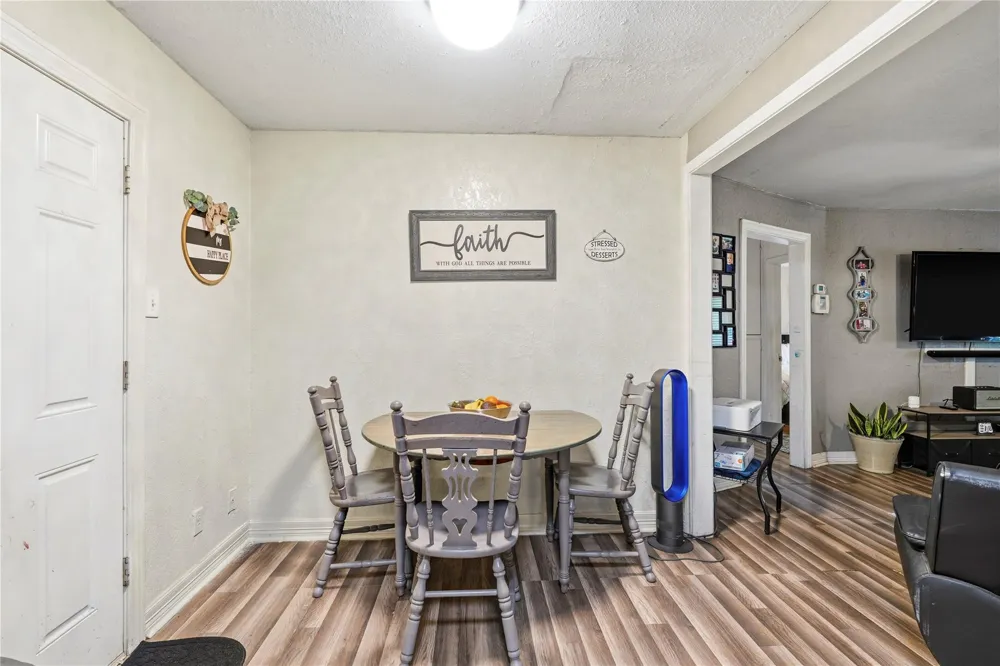 910 W 6th Street Freeport, TX 77541