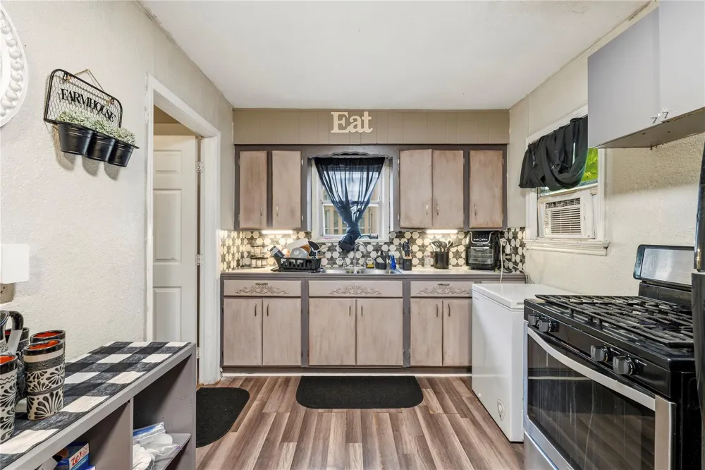 910 W 6th Street Freeport, TX 77541