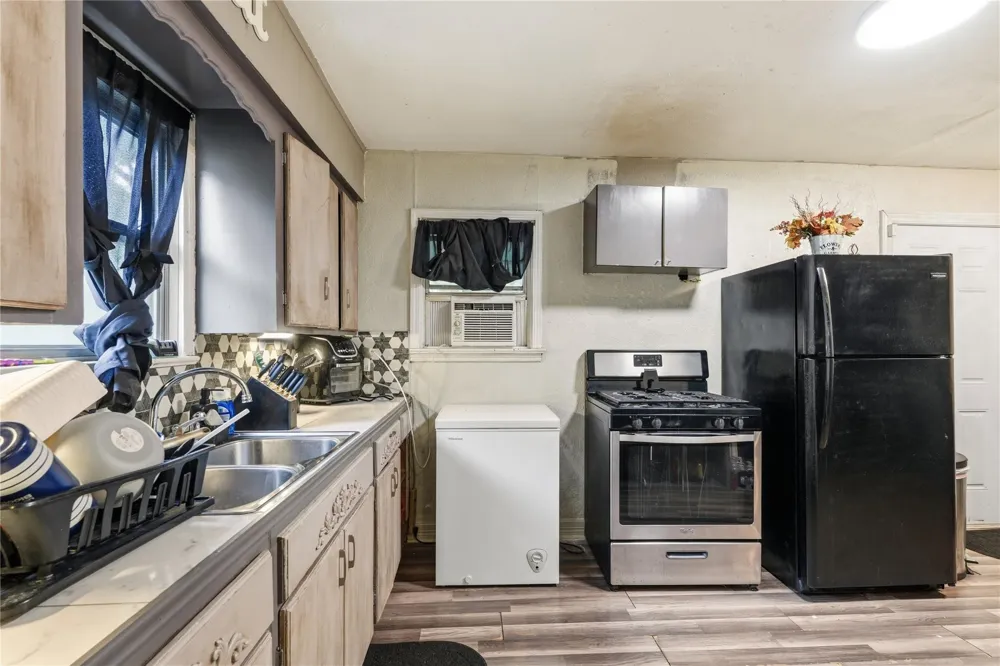 910 W 6th Street Freeport, TX 77541