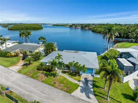 216 SW Cabana Point Cir