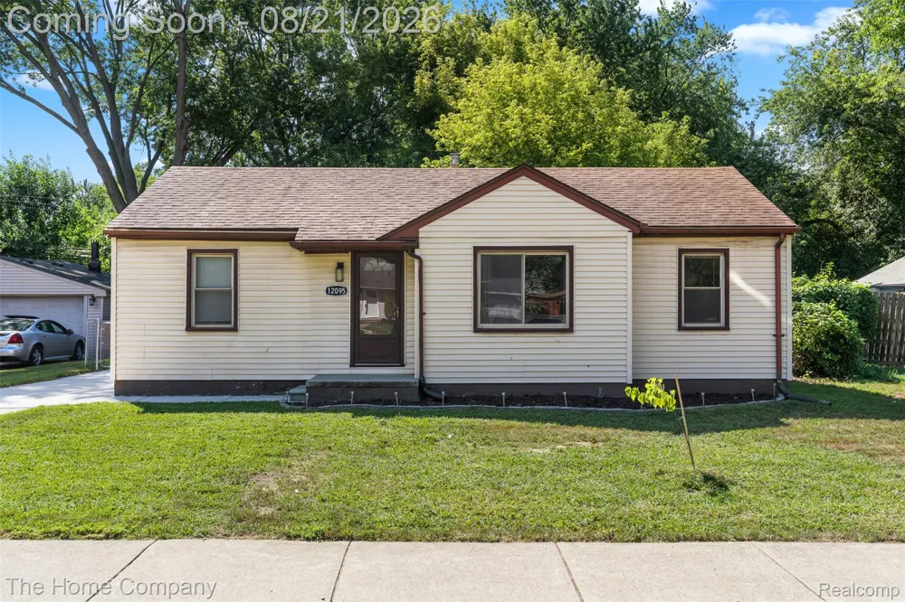 12095 Kinloch Redford Charter Township, MI 48239