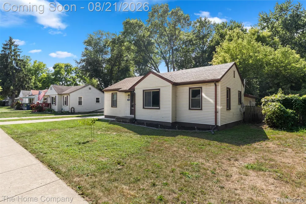 12095 Kinloch Redford Charter Township, MI 48239