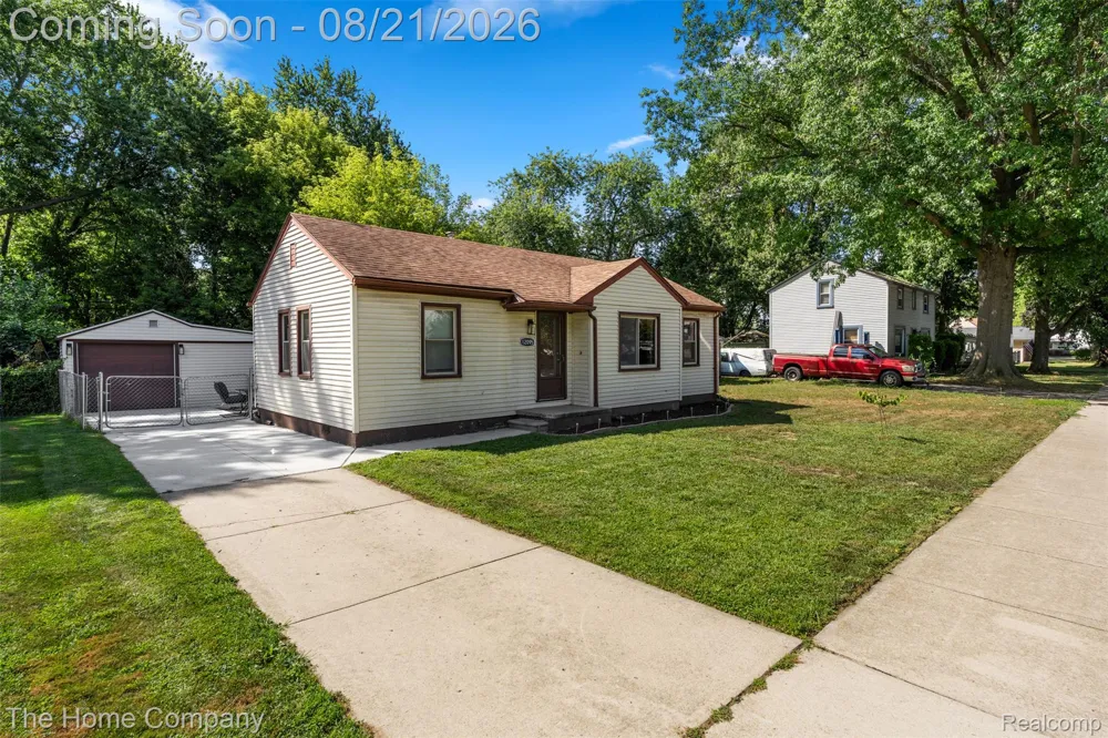 12095 Kinloch Redford Charter Township, MI 48239