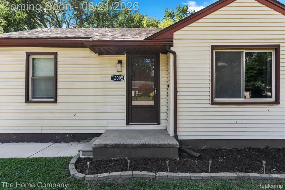 12095 Kinloch Redford Charter Township, MI 48239