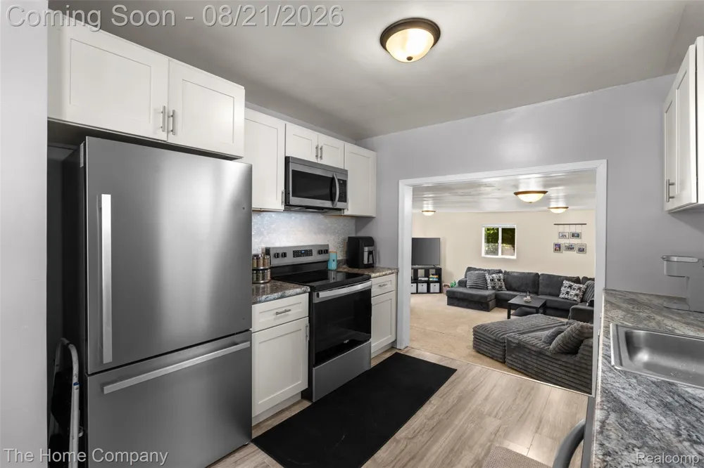 12095 Kinloch Redford Charter Township, MI 48239