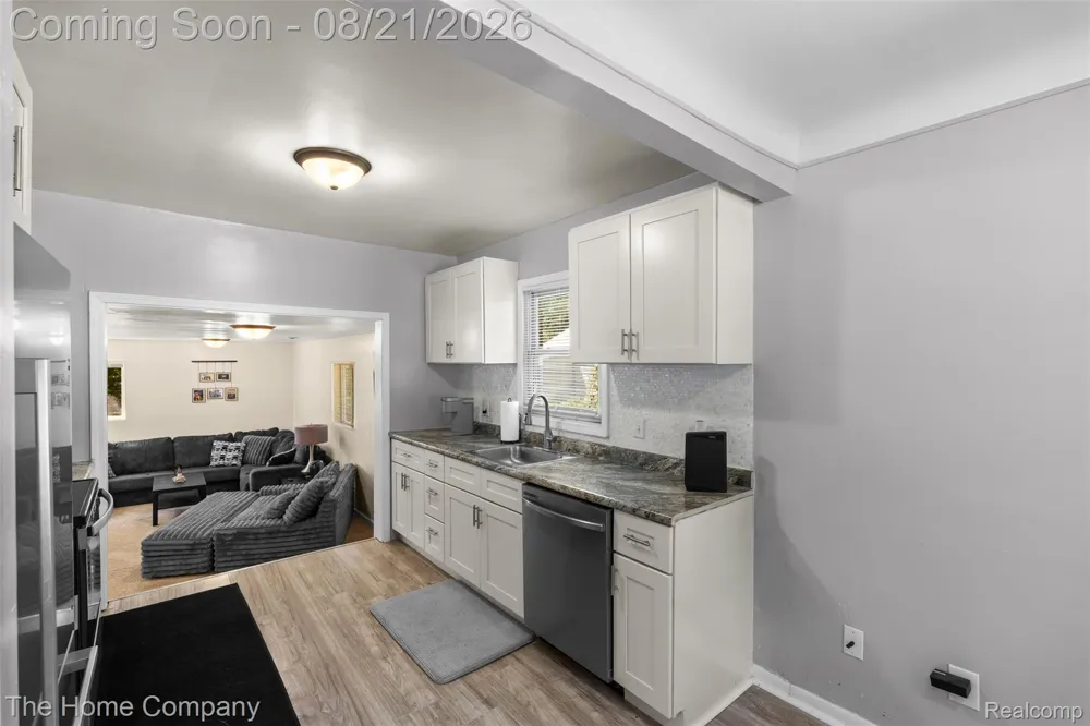 12095 Kinloch Redford Charter Township, MI 48239