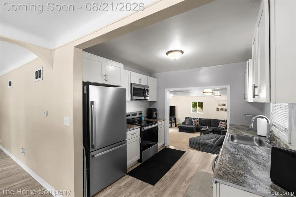 12095 Kinloch Redford Charter Township, MI 48239