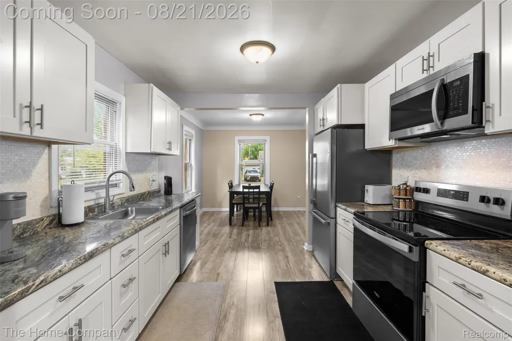 12095 Kinloch Redford Charter Township, MI 48239