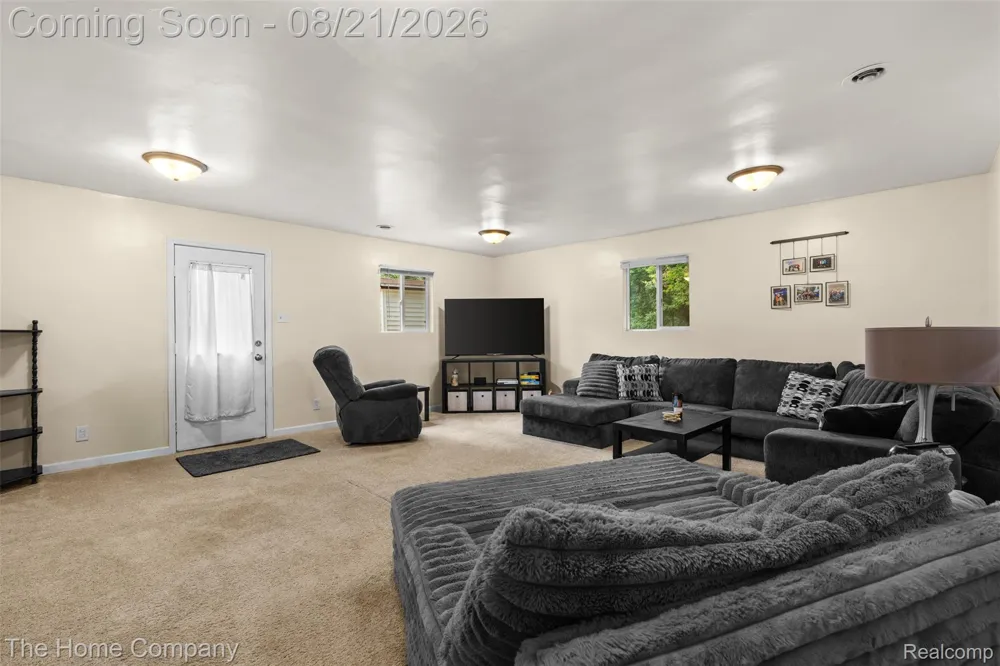12095 Kinloch Redford Charter Township, MI 48239