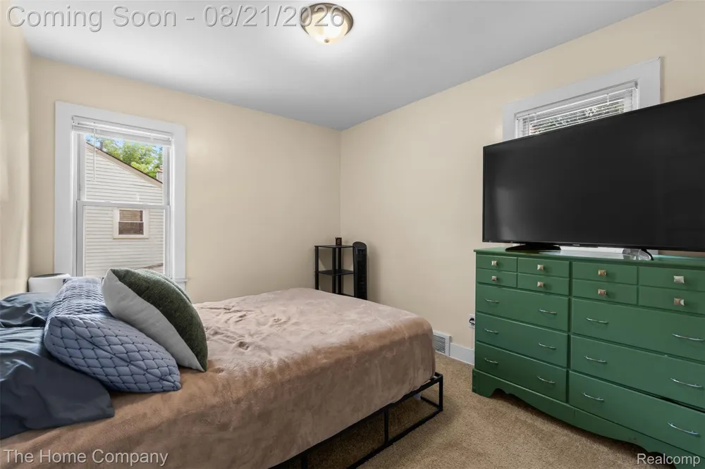 12095 Kinloch Redford Charter Township, MI 48239