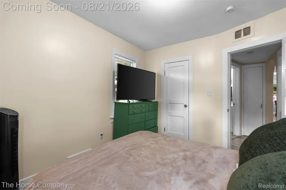12095 Kinloch Redford Charter Township, MI 48239