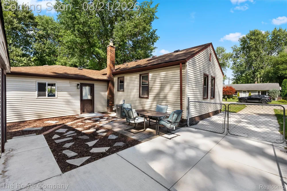 12095 Kinloch Redford Charter Township, MI 48239