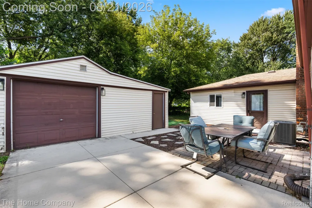 12095 Kinloch Redford Charter Township, MI 48239