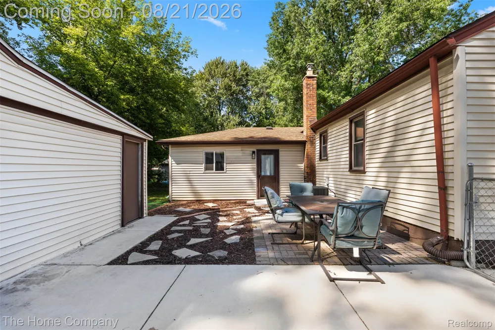 12095 Kinloch Redford Charter Township, MI 48239