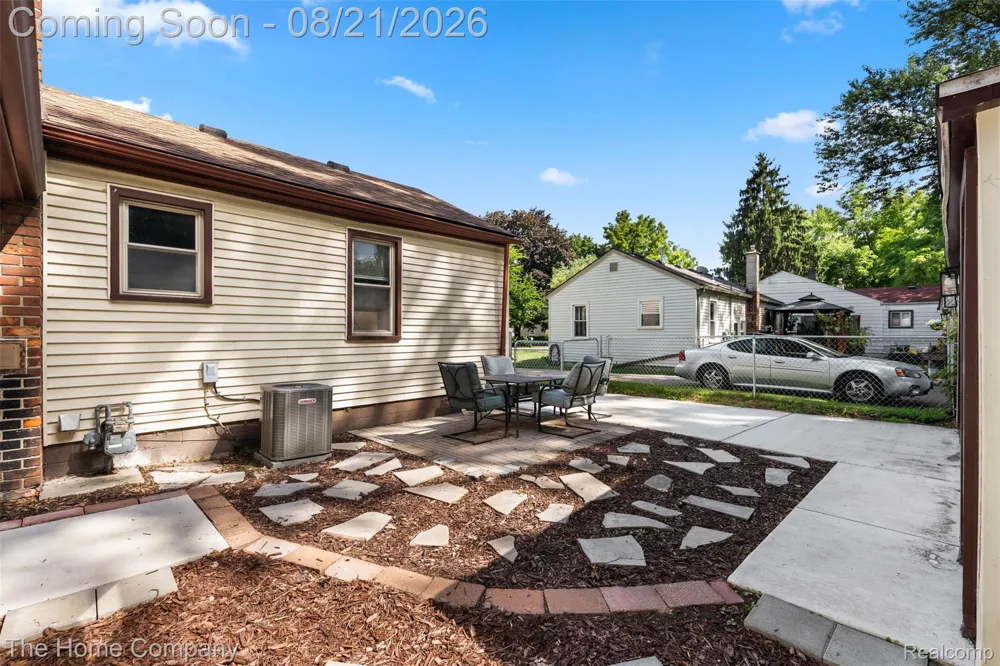 12095 Kinloch Redford Charter Township, MI 48239