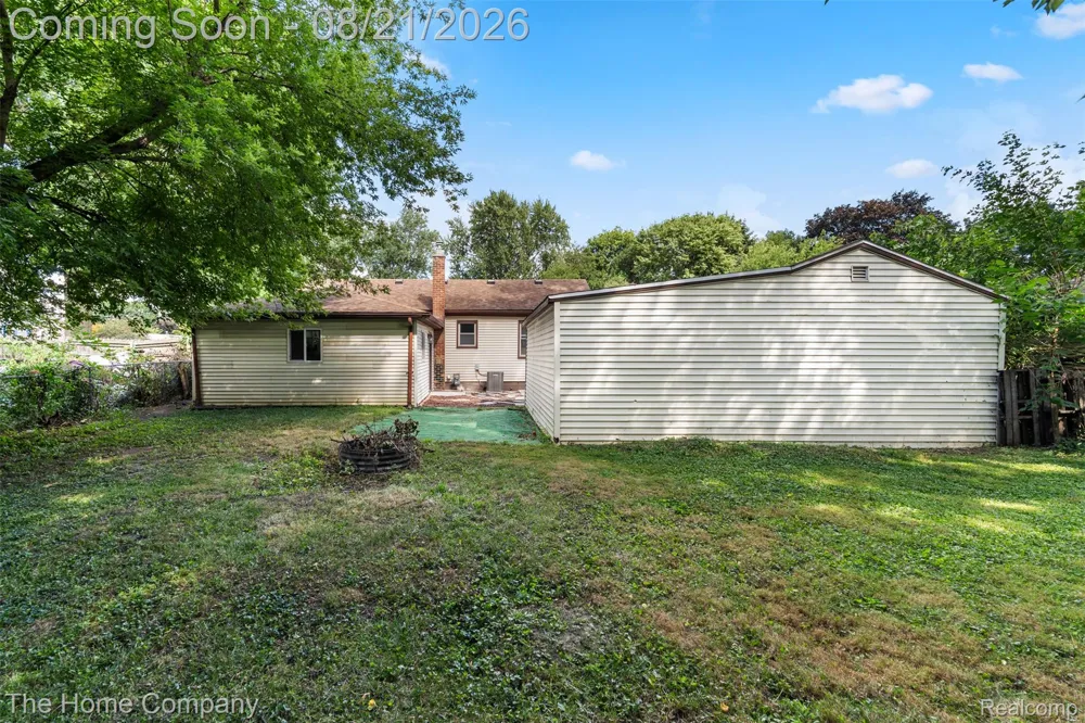 12095 Kinloch Redford Charter Township, MI 48239