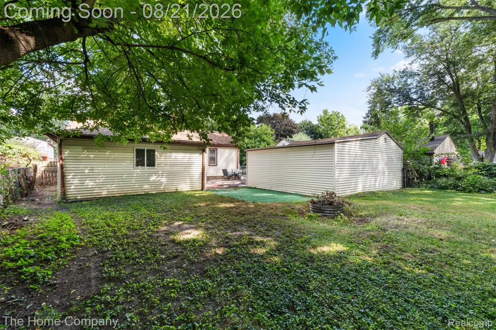 12095 Kinloch Redford Charter Township, MI 48239