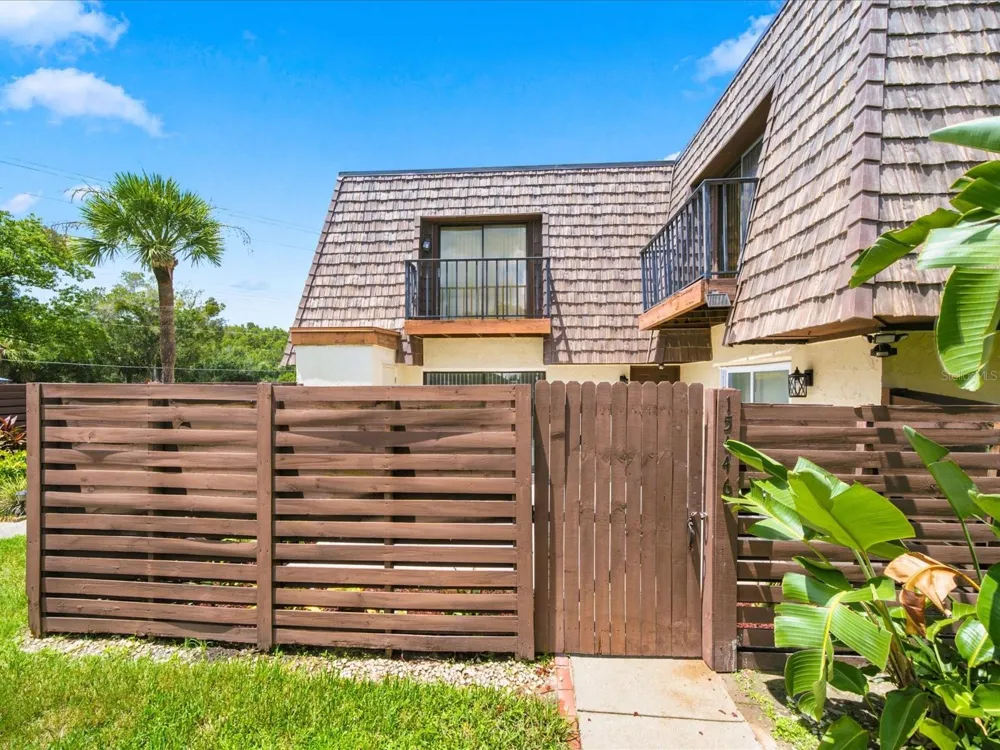 15446 E POND WOODS DRIVE #15446 Tampa, FL 33618