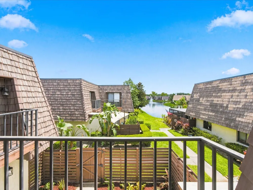 15446 E POND WOODS DRIVE #15446 Tampa, FL 33618