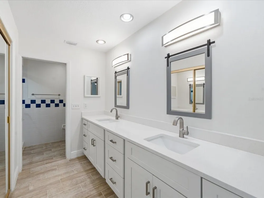 15446 E POND WOODS DRIVE #15446 Tampa, FL 33618