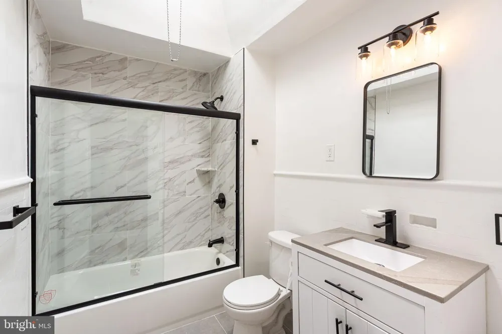 6035 CEDARHURST STREET Philadelphia, PA 19143