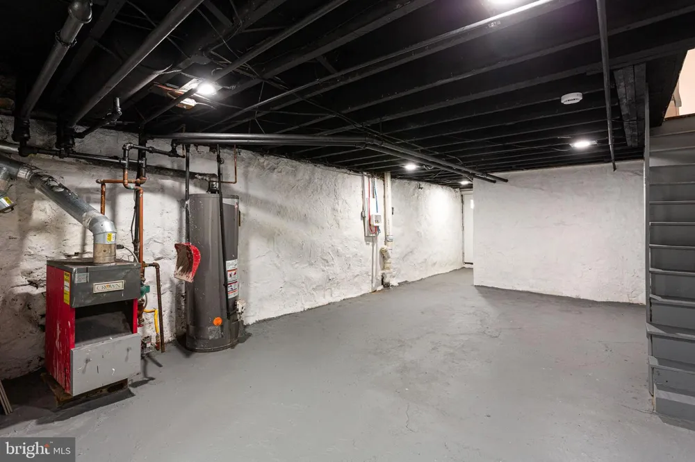 6035 CEDARHURST STREET Philadelphia, PA 19143