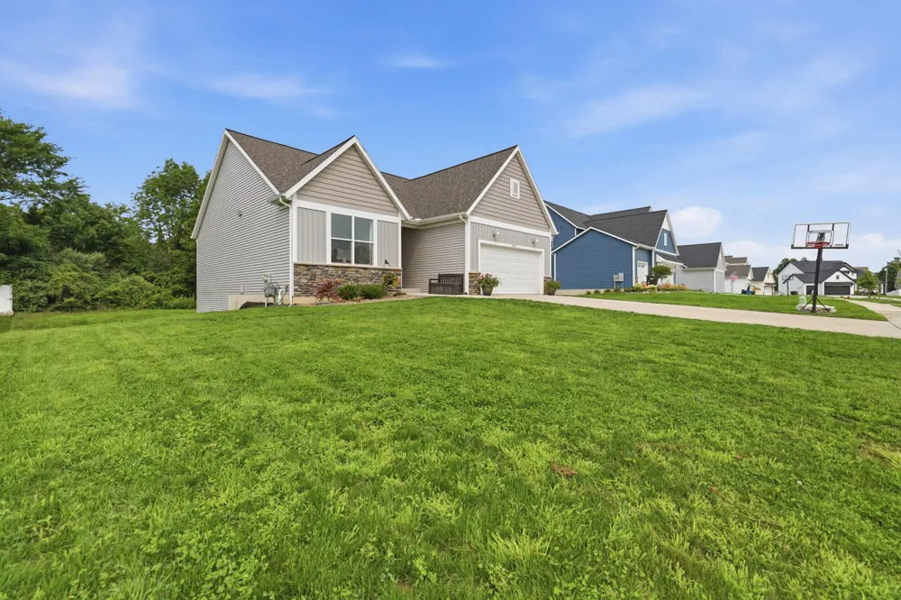 6927 Caliburn Drive SE Caledonia, MI 49316