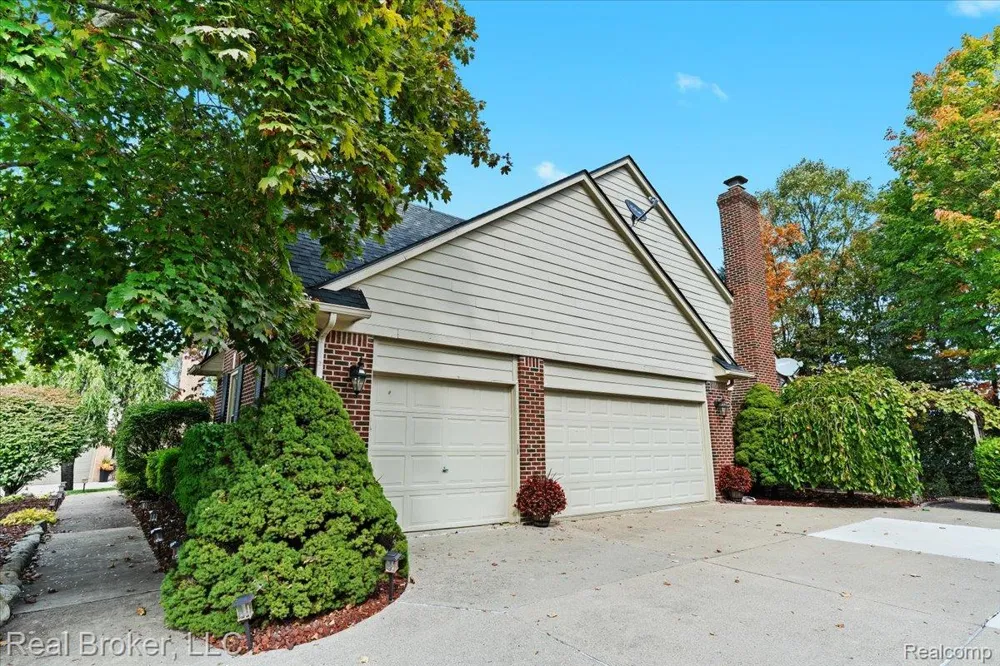 25882 Venetian Court Novi City, MI 48374