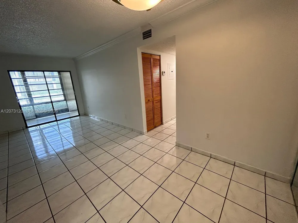 9729 Hammocks Blvd #105E Miami, FL 33196