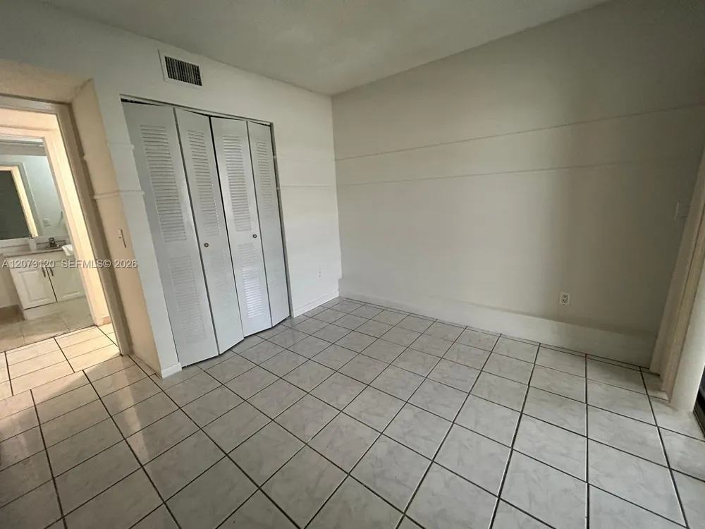 9729 Hammocks Blvd #105E Miami, FL 33196
