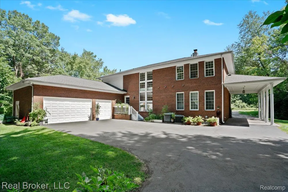 5392 Hidden Pines Drive Brighton City, MI 48116