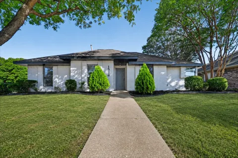 1528 Estrella Drive