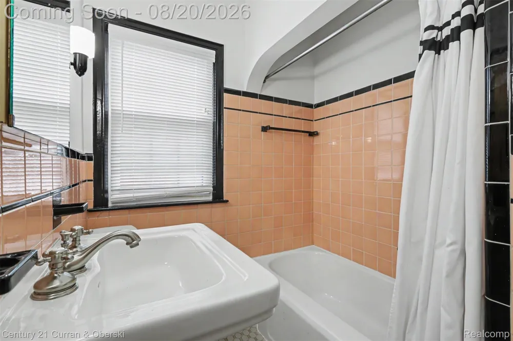 2100 Lancaster Street Grosse Pointe Woods City, MI 48236