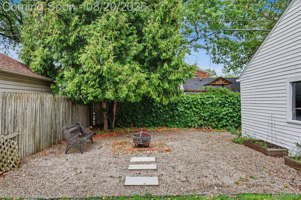 2100 Lancaster Street Grosse Pointe Woods City, MI 48236