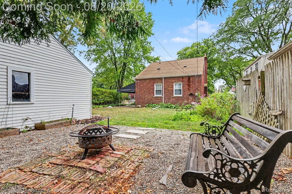 2100 Lancaster Street Grosse Pointe Woods City, MI 48236