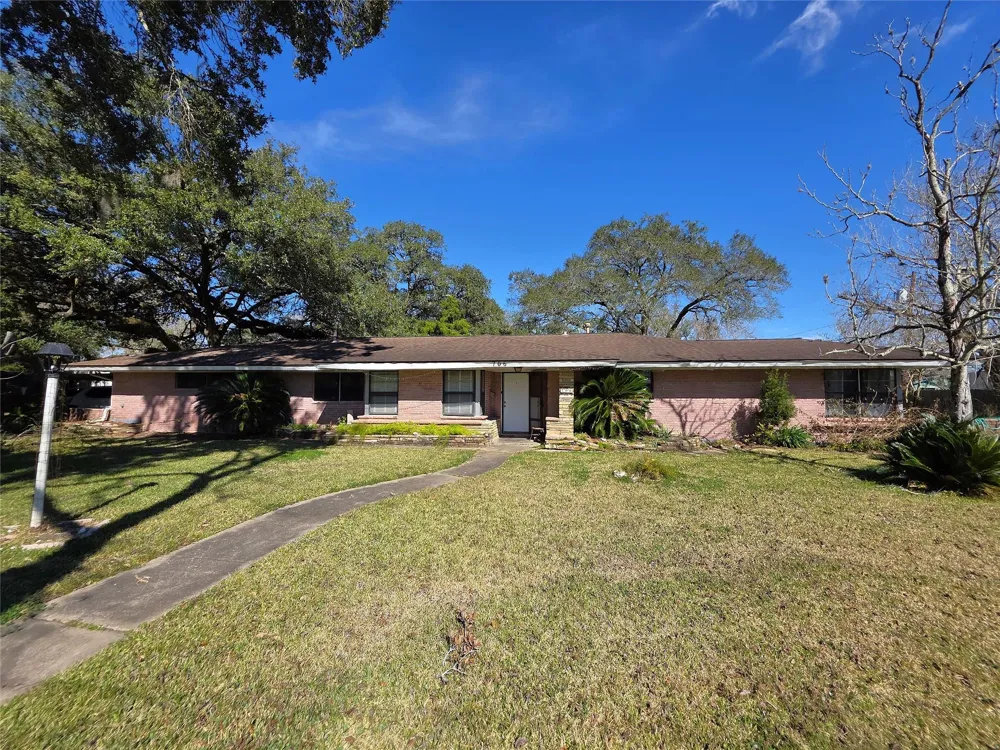706 Maple St Sweeny, TX 77480