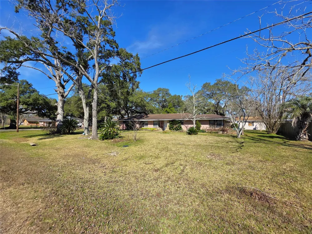 706 Maple St Sweeny, TX 77480