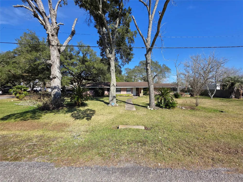 706 Maple St Sweeny, TX 77480