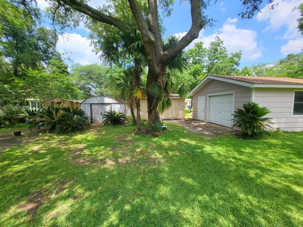 706 Maple St Sweeny, TX 77480