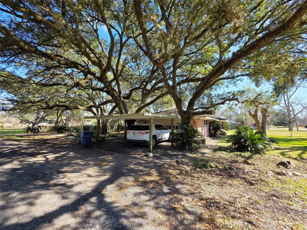 706 Maple St Sweeny, TX 77480
