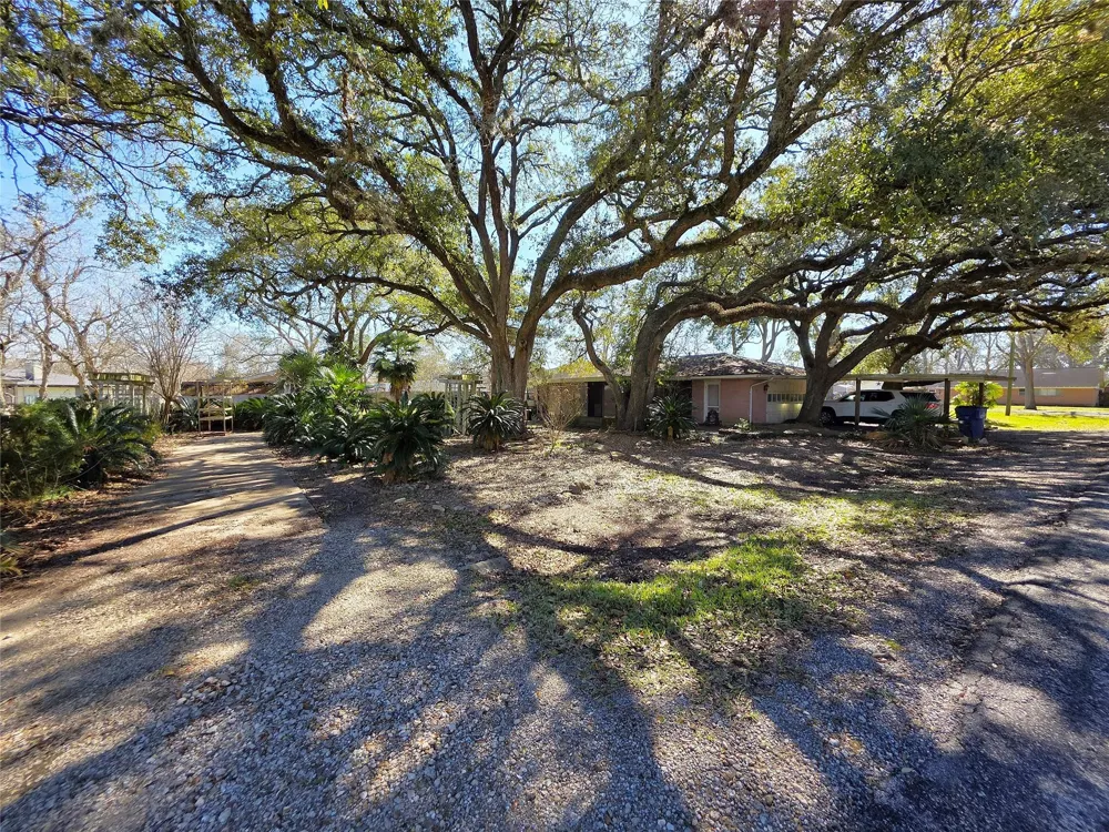 706 Maple St Sweeny, TX 77480