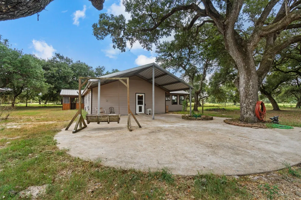 10338 Fm 2437 Hallettsville, TX 77964