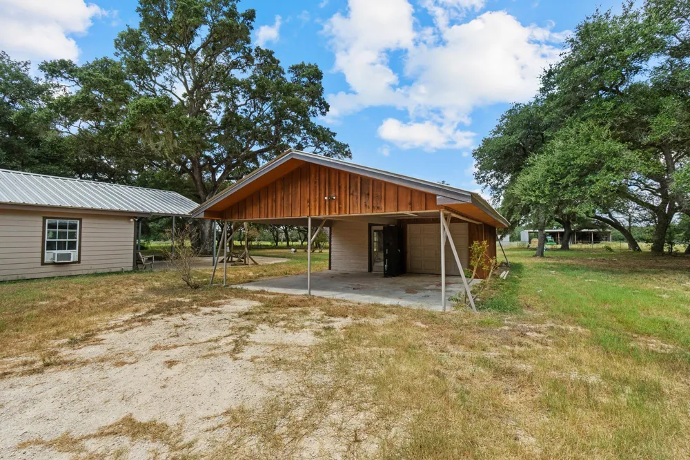 10338 Fm 2437 Hallettsville, TX 77964